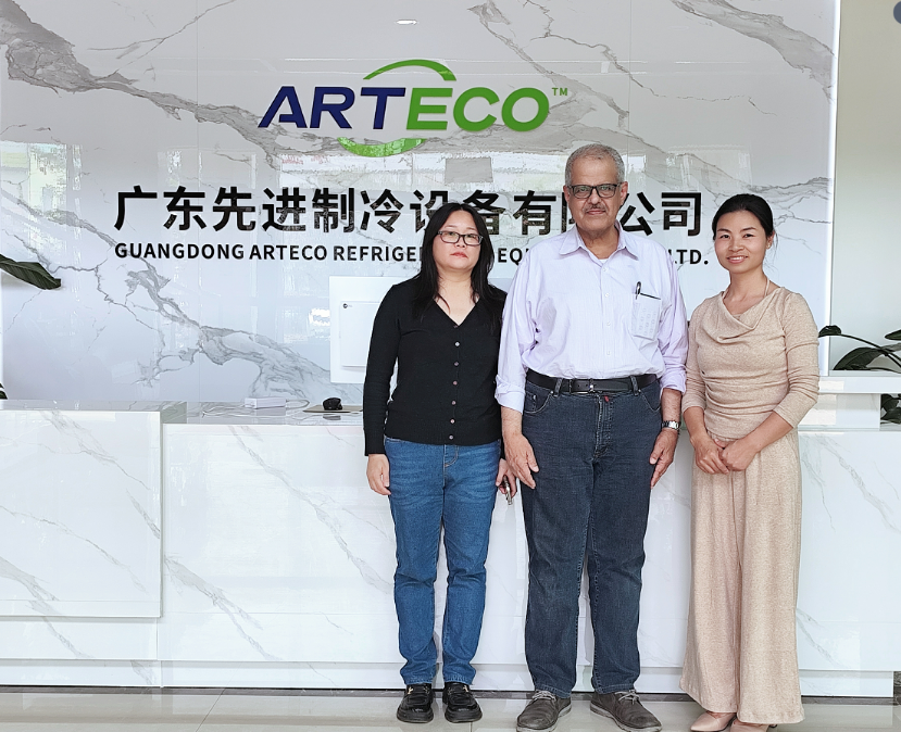 Un client saoudien visite l'usine d'ARTECO's Foshan pour des solutions de chambres froides